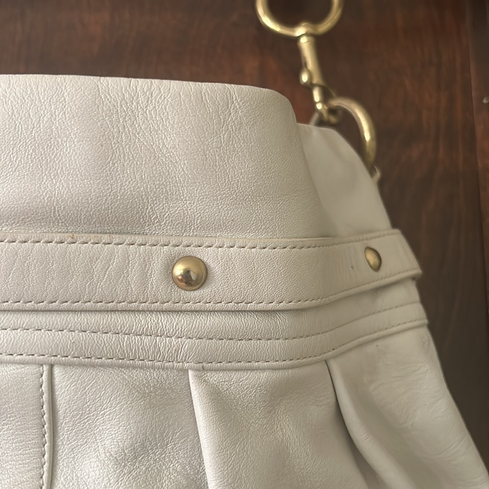 COACH white leather bag with gold hardware. - Picture 5 of 9